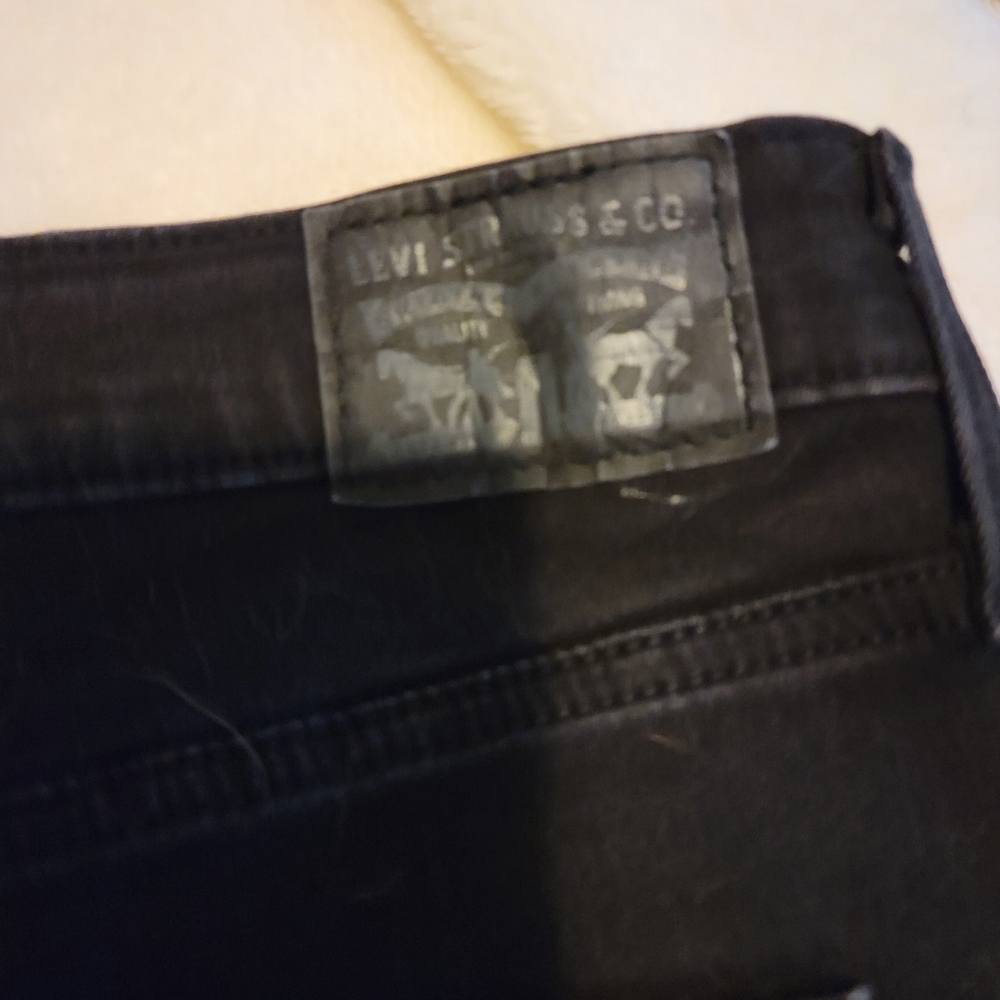 Black Levi's Slimming Skinny Jeans